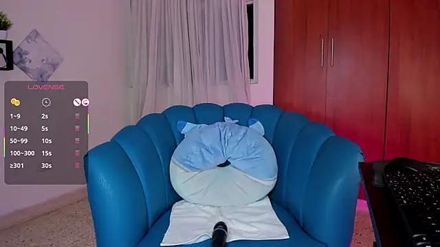 Julie Markk online show from November 14, 2025, 9:18 pm