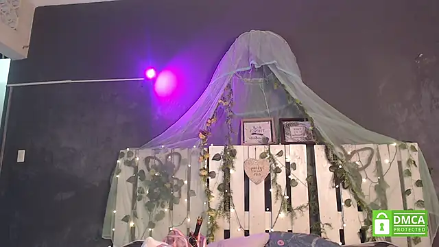 Snapshot of moon_hill chatting on March 18, 2025, 4:29 am moon hill online show from March 18, 2025, 4:29 am