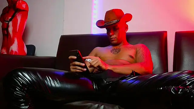 Snapshot of Leonnardo_Jaramillo chatting on January 23, 2025, 12:41 pm Leonnardo Jaramillo online show from January 23, 2025, 12:41 pm