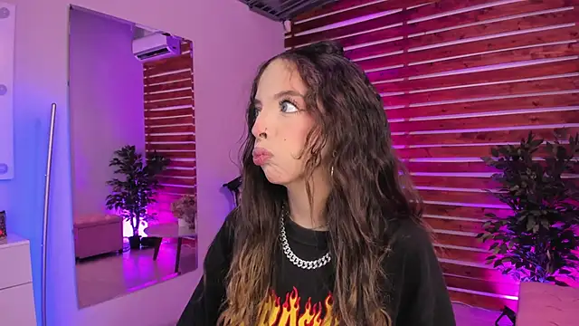 Sapphire Venuss online show from November 29, 2025, 12:55 am