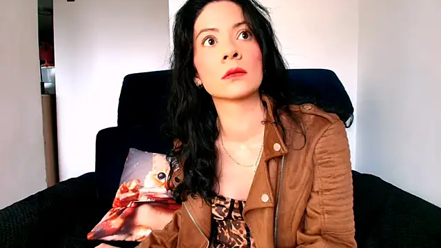 Snapshot of miabeautyxx chatting on May 5, 2026, 2:20 pm miabeautyxx online show from May 5, 2026, 2:20 pm