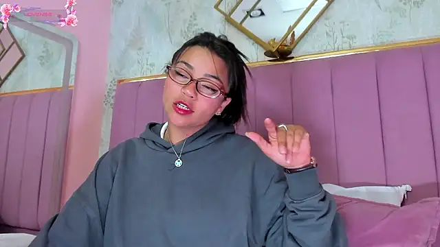 Snapshot of KimDevinne chatting on February 18, 2026, 2:42 am KimDevinne online show from February 18, 2026, 2:42 am