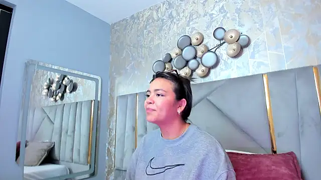 Snapshot of KimDevinne chatting on February 11, 2026, 2:33 am KimDevinne online show from February 11, 2026, 2:33 am