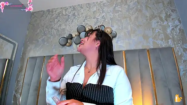 Snapshot of KimDevinne chatting on February 5, 2026, 2:29 am KimDevinne online show from February 5, 2026, 2:29 am