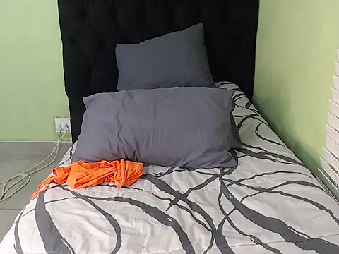 Snapshot of ThickPearlx23 chatting on November 6, 2025, 3:05 pm ThickPearlx23 online show from November 6, 2025, 3:05 pm