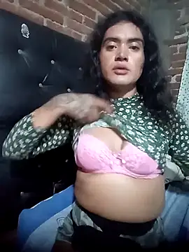 yovana13 online show from October 21, 2025, 11:59 pm