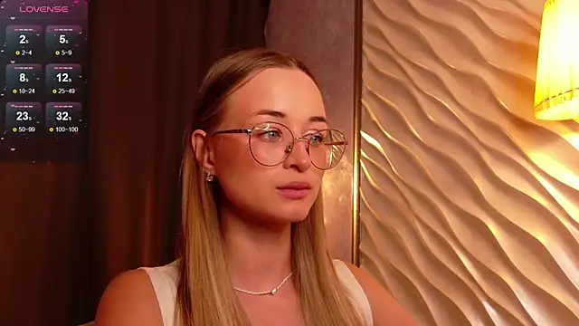 Snapshot of Tiffanyhunt chatting on November 19, 2025, 1:22 pm Tiffanyhunt online show from November 19, 2025, 1:22 pm