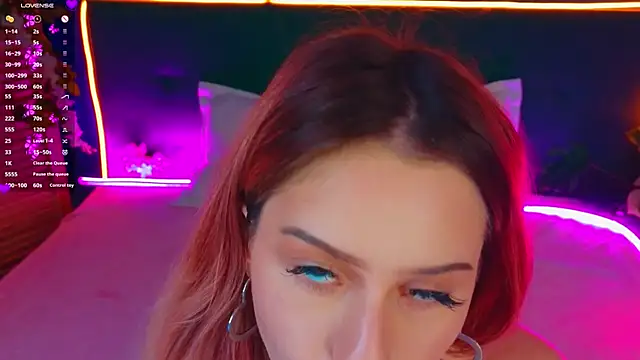 Snapshot of AlinaWalters chatting on October 19, 2025, 9:28 pm AlinaWalters online show from October 19, 2025, 9:28 pm