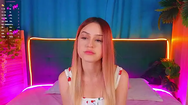 Snapshot of AlinaWalters chatting on November 7, 2025, 8:02 pm AlinaWalters online show from November 7, 2025, 8:02 pm