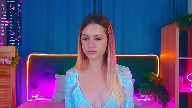 Snapshot of AlinaWalters chatting on October 17, 2025, 8:54 pm AlinaWalters online show from October 17, 2025, 8:54 pm