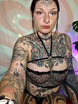 Snapshot of lizzardqueeen chatting on March 5, 2026, 7:21 pm lizzardqueeen online show from March 5, 2026, 7:21 pm