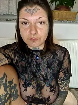 lizzardqueeen online show from November 23, 2025, 4:11 am