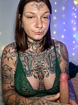 Snapshot of lizzardqueeen chatting on February 10, 2026, 10:09 pm lizzardqueeen online show from February 10, 2026, 10:09 pm