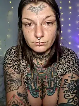 Snapshot of lizzardqueeen chatting on February 8, 2026, 8:17 pm lizzardqueeen online show from February 8, 2026, 8:17 pm