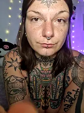 lizzardqueeen online show from February 3, 2026, 11:43 pm