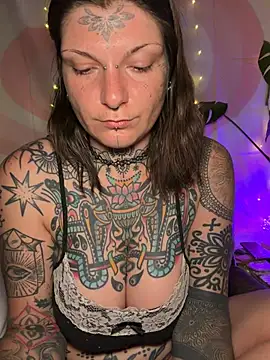 Snapshot of lizzardqueeen chatting on March 16, 2026, 5:44 am lizzardqueeen online show from March 16, 2026, 5:44 am