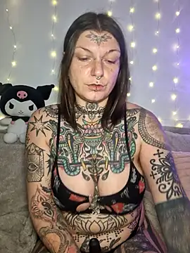 Snapshot of lizzardqueeen chatting on February 7, 2026, 11:35 pm lizzardqueeen online show from February 7, 2026, 11:35 pm