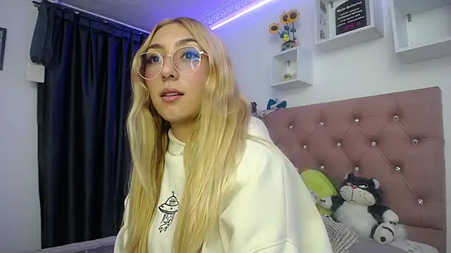 Snapshot of Soffy-brooks chatting on October 9, 2025, 4:35 am Soffy-brooks online show from October 9, 2025, 4:35 am