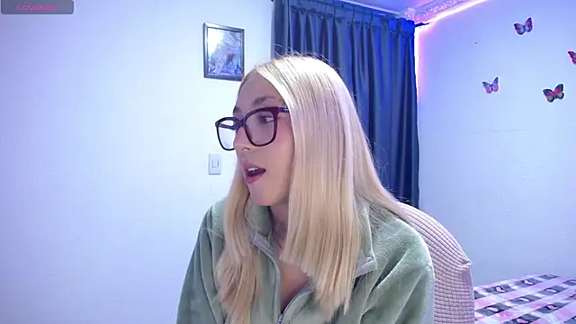 Snapshot of Soffy-brooks chatting on April 18, 2026, 4:37 am Soffy-brooks online show from April 18, 2026, 4:37 am