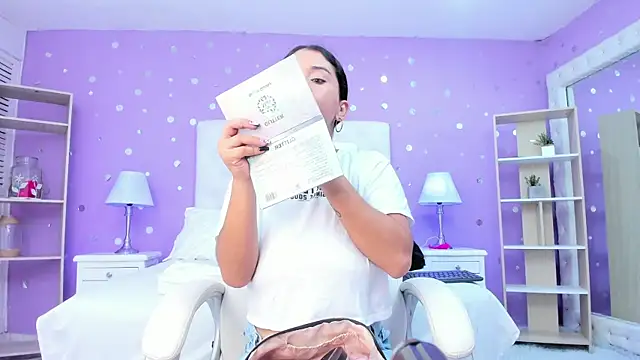 scarlette 15  online show from November 14, 2025, 3:21 am