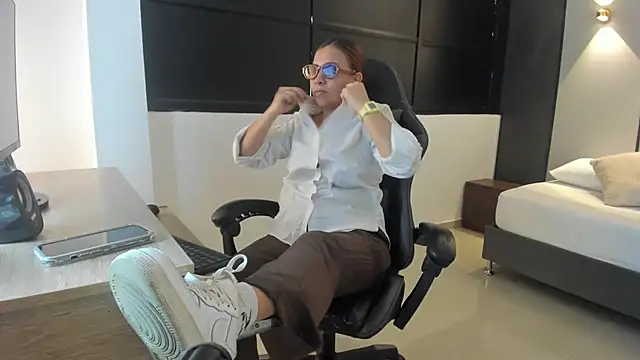 alma fenix online show from October 10, 2025, 12:28 pm