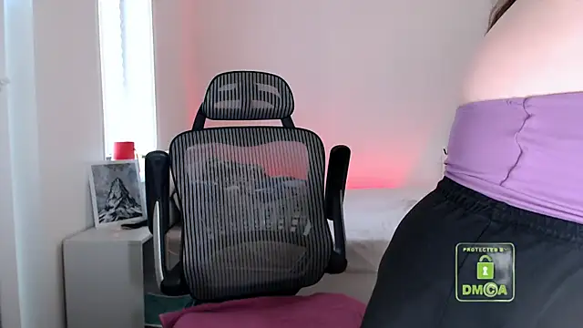 cute and hot online show from April 29, 2026, 3:27 pm
