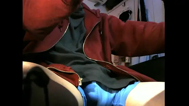 Ray175oo online show from December 17, 2025, 6:02 pm