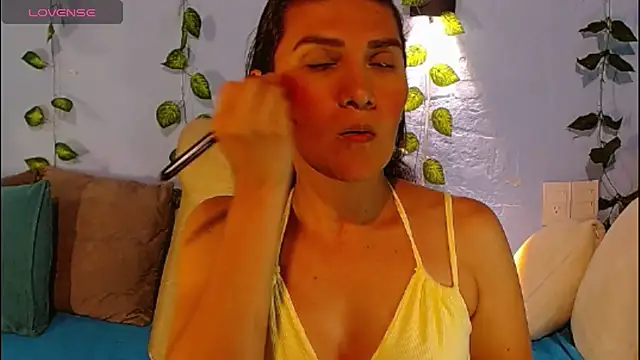 Snapshot of venus_swet_ chatting on April 17, 2026, 12:02 am venus swet online show from April 17, 2026, 12:02 am