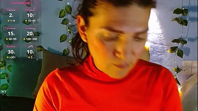Snapshot of venus_swet_ chatting on April 1, 2026, 8:28 pm venus swet online show from April 1, 2026, 8:28 pm