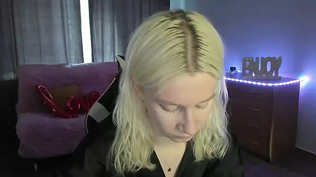 Snapshot of EnigmaSee chatting on June 3, 2026, 9:10 am EnigmaSee online show from June 3, 2026, 9:10 am