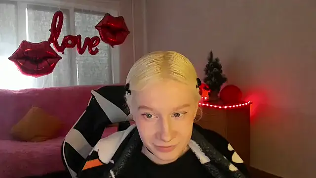 Snapshot of EnigmaSee chatting on March 19, 2026, 1:49 am EnigmaSee online show from March 19, 2026, 1:49 am