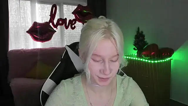 Snapshot of EnigmaSee chatting on March 22, 2026, 9:55 am EnigmaSee online show from March 22, 2026, 9:55 am