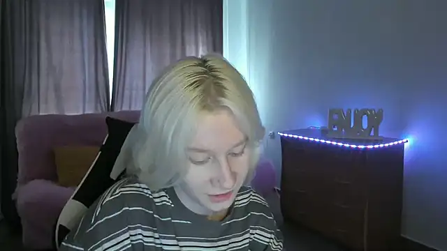 Snapshot of EnigmaSee chatting on June 19, 2026, 1:44 am EnigmaSee online show from June 19, 2026, 1:44 am