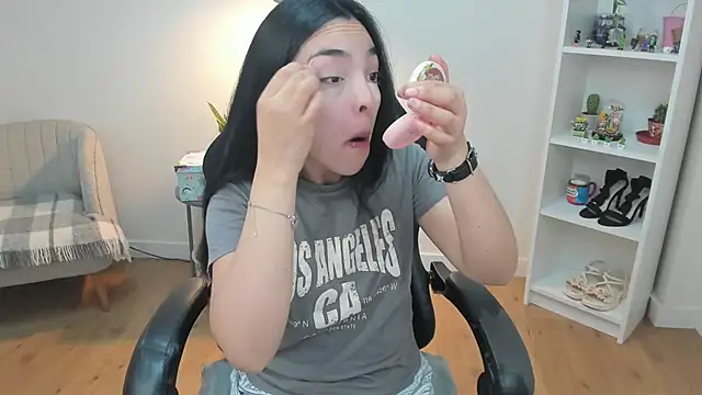 Snapshot of _BellaEvans_ chatting on March 3, 2026, 5:47 am BellaEvans online show from March 3, 2026, 5:47 am