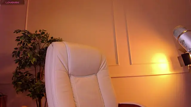 Snapshot of AdalynGlows chatting on March 5, 2026, 5:31 pm AdalynGlows online show from March 5, 2026, 5:31 pm