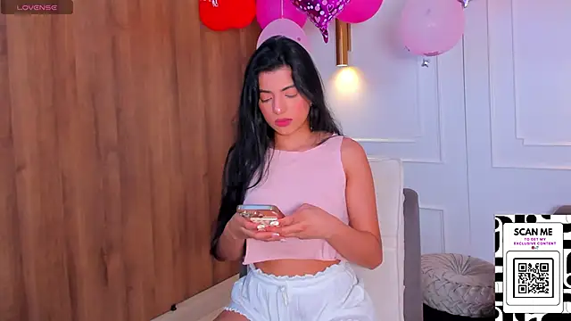 Snapshot of Chrishell_ chatting on February 16, 2025, 10:33 pm Chrishell online show from February 16, 2025, 10:33 pm