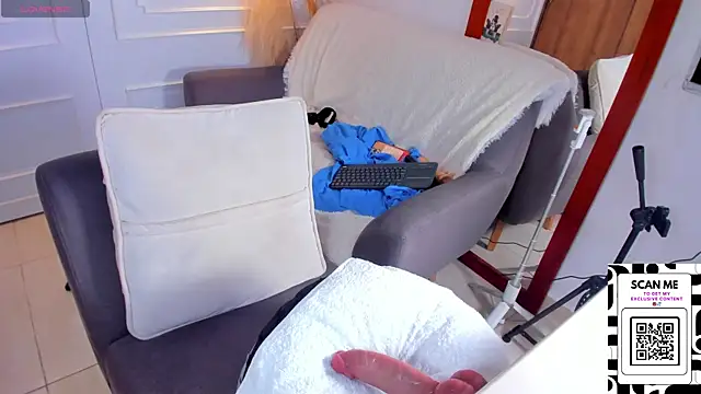 Snapshot of Chrishell_ chatting on February 23, 2025, 5:45 am Chrishell online show from February 23, 2025, 5:45 am