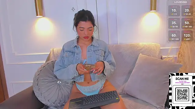 Snapshot of Chrishell_ chatting on September 10, 2025, 3:38 am Chrishell online show from September 10, 2025, 3:38 am