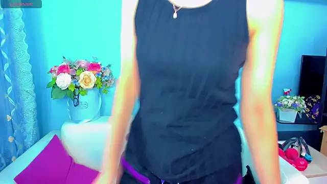 LindaaLu online show from May 18, 2026, 4:51 am