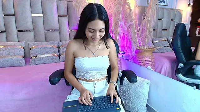 Emelie Ch1 online show from February 22, 2025, 5:02 am