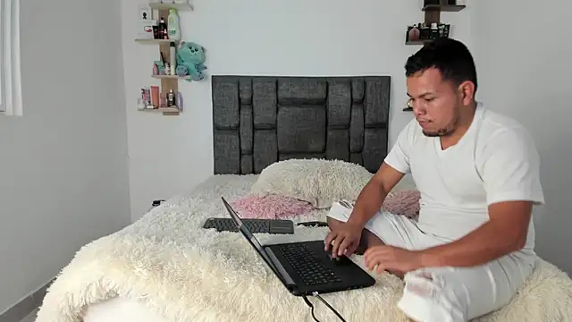 KattiaRose online show from February 27, 2025, 7:47 pm