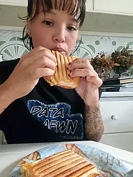 LorenRosse online show from October 9, 2025, 4:24 am