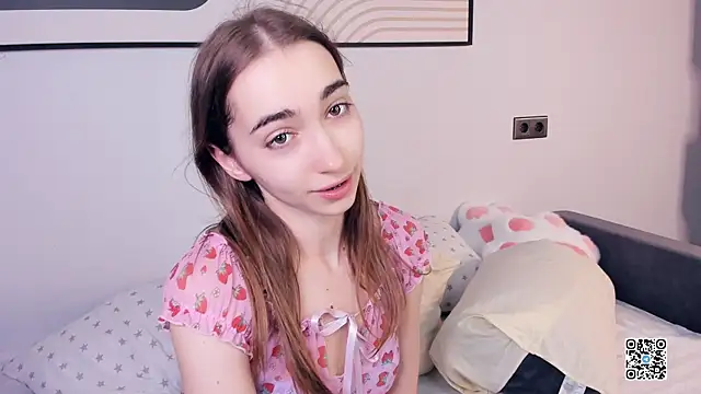 PollyBeev online show from September 18, 2025, 7:33 am