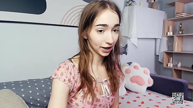 Snapshot of PollyBeev chatting on October 27, 2025, 7:42 am PollyBeev online show from October 27, 2025, 7:42 am