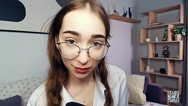 Snapshot of PollyBeev chatting on October 10, 2025, 7:20 am PollyBeev online show from October 10, 2025, 7:20 am