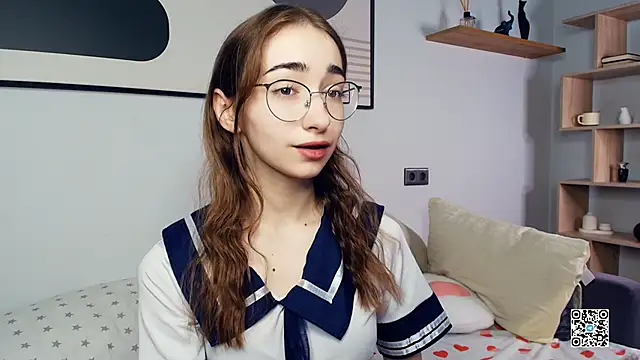 Snapshot of PollyBeev chatting on October 11, 2025, 6:47 am PollyBeev online show from October 11, 2025, 6:47 am