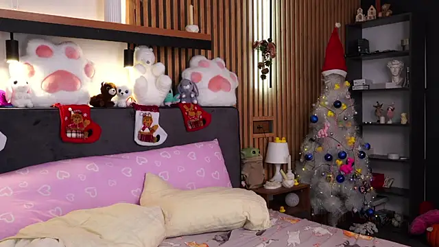 Snapshot of PollyBeev chatting on December 15, 2025, 12:33 pm PollyBeev online show from December 15, 2025, 12:33 pm