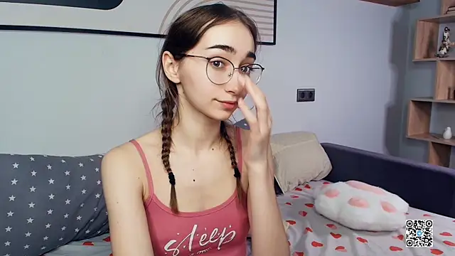 Snapshot of PollyBeev chatting on October 19, 2025, 7:38 pm PollyBeev online show from October 19, 2025, 7:38 pm