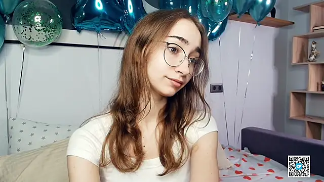 Snapshot of PollyBeev chatting on October 12, 2025, 7:10 am PollyBeev online show from October 12, 2025, 7:10 am