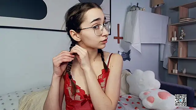 Snapshot of PollyBeev chatting on October 28, 2025, 7:29 am PollyBeev online show from October 28, 2025, 7:29 am